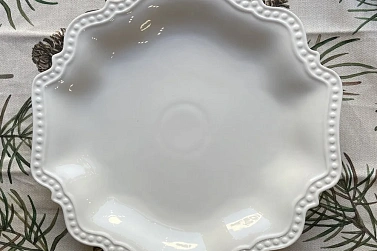 Фарфоровая тарелка с ажурным краем